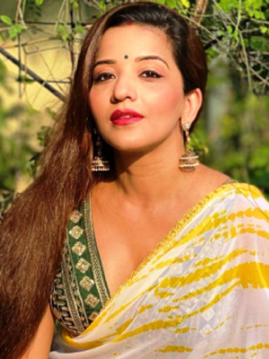 येलो प्रिंटेड साड़ी में मोनालिसा का जलवा 