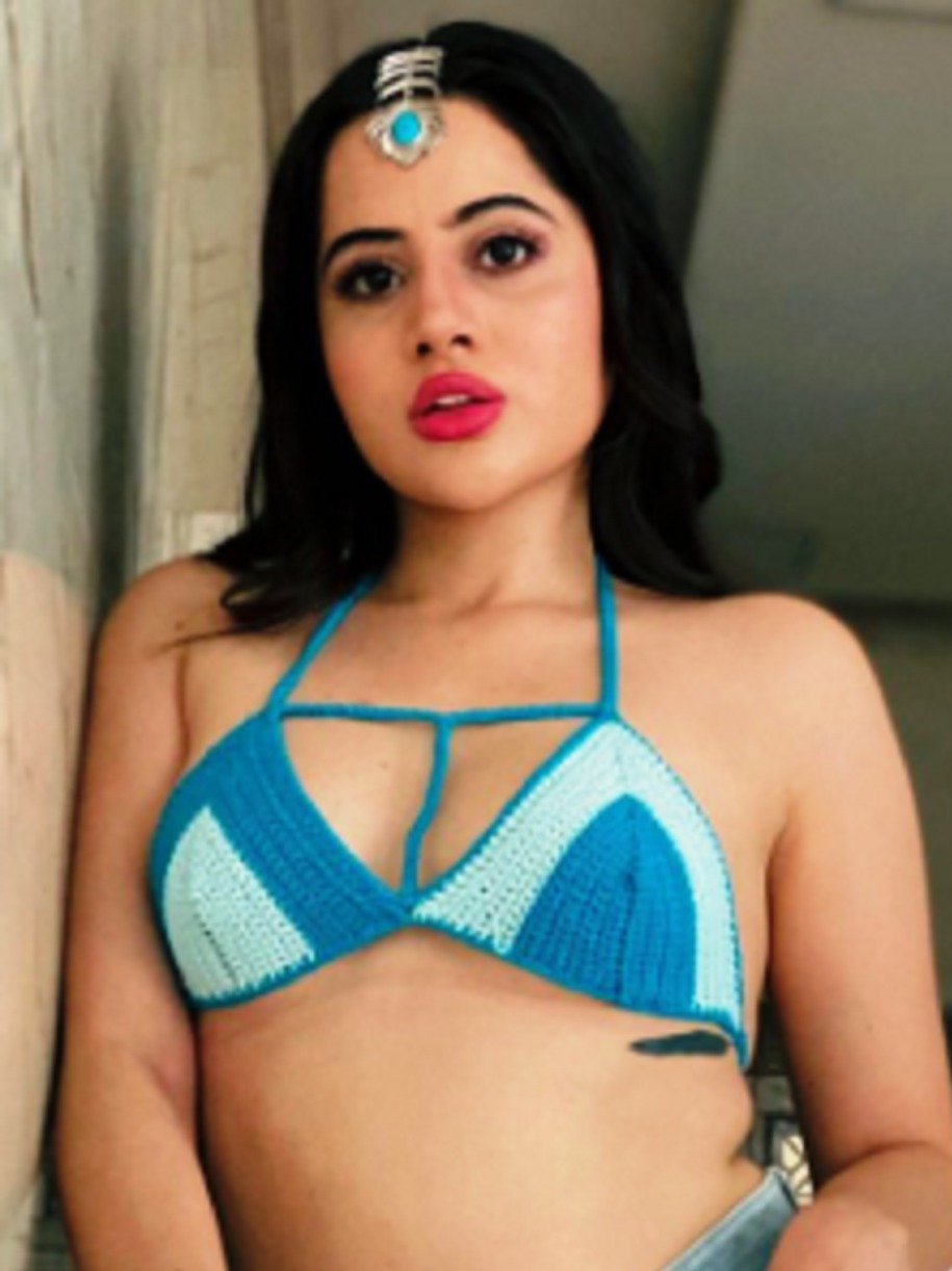 क्रोचेट ब्रालेट संग मांग टीका, उर्फी लग रहीं कमाल