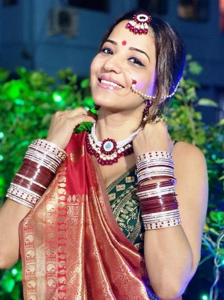 मोनालिसा का मेहरून-ग्रीन साड़ी में एथनिक अवतार 