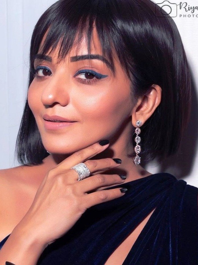 वेलवेट ड्रेस में देखें मोनालिसा का बोल्ड अंदाज