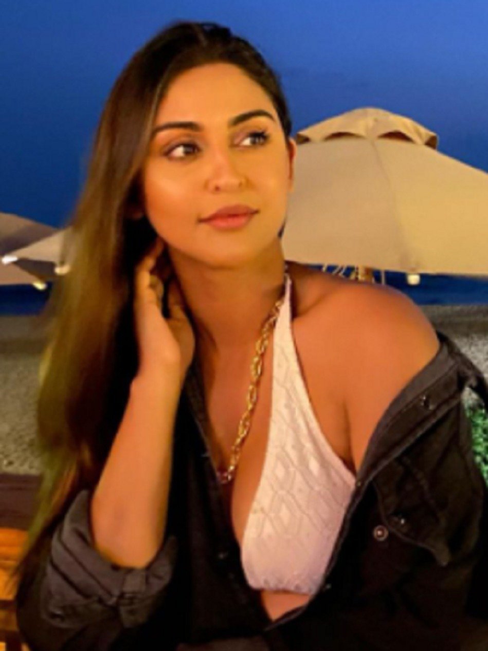 मालदीव में क्रिस्टल डिसूजा का सिजलिंग लुक