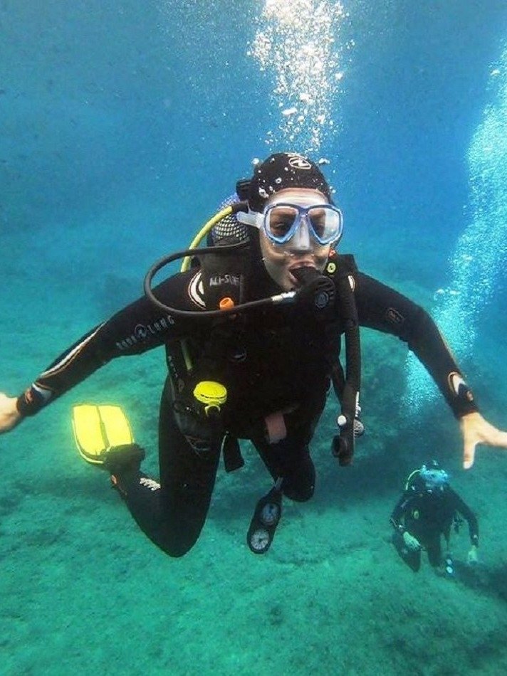 मछलियों के बीच प्रियंका का स्कूबा डाइविंग