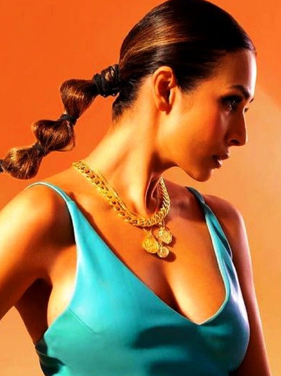 लेदर थाई हाई स्लिट ड्रेस में कमाल लग रहीं मलाइका