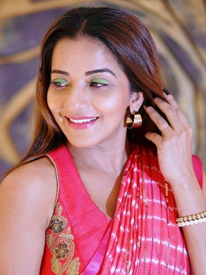 मोनालिसा ने पिंक साड़ी में यूं दिए स्टाइलिश पोज