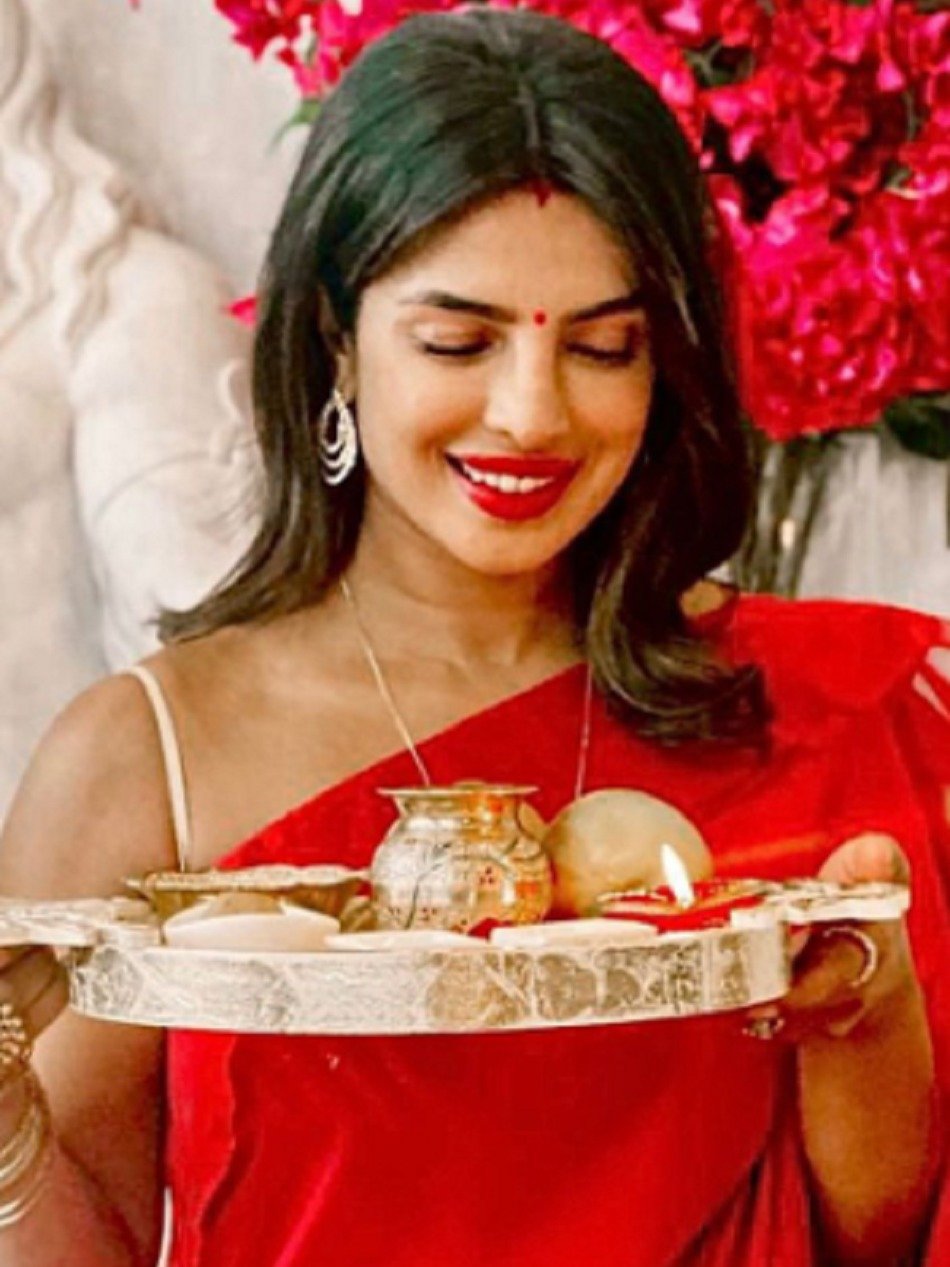 ऐश्वर्या से लेकर प्रियंका, ये सेलेब्स रखती हैं करवाचौथ