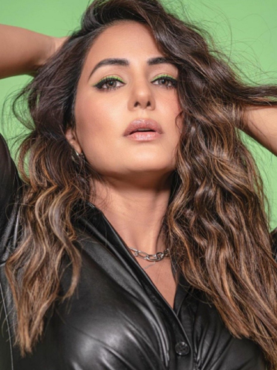 ब्लैक लेदर ड्रेस में हिना का इलेक्ट्रीफायिंग लुक