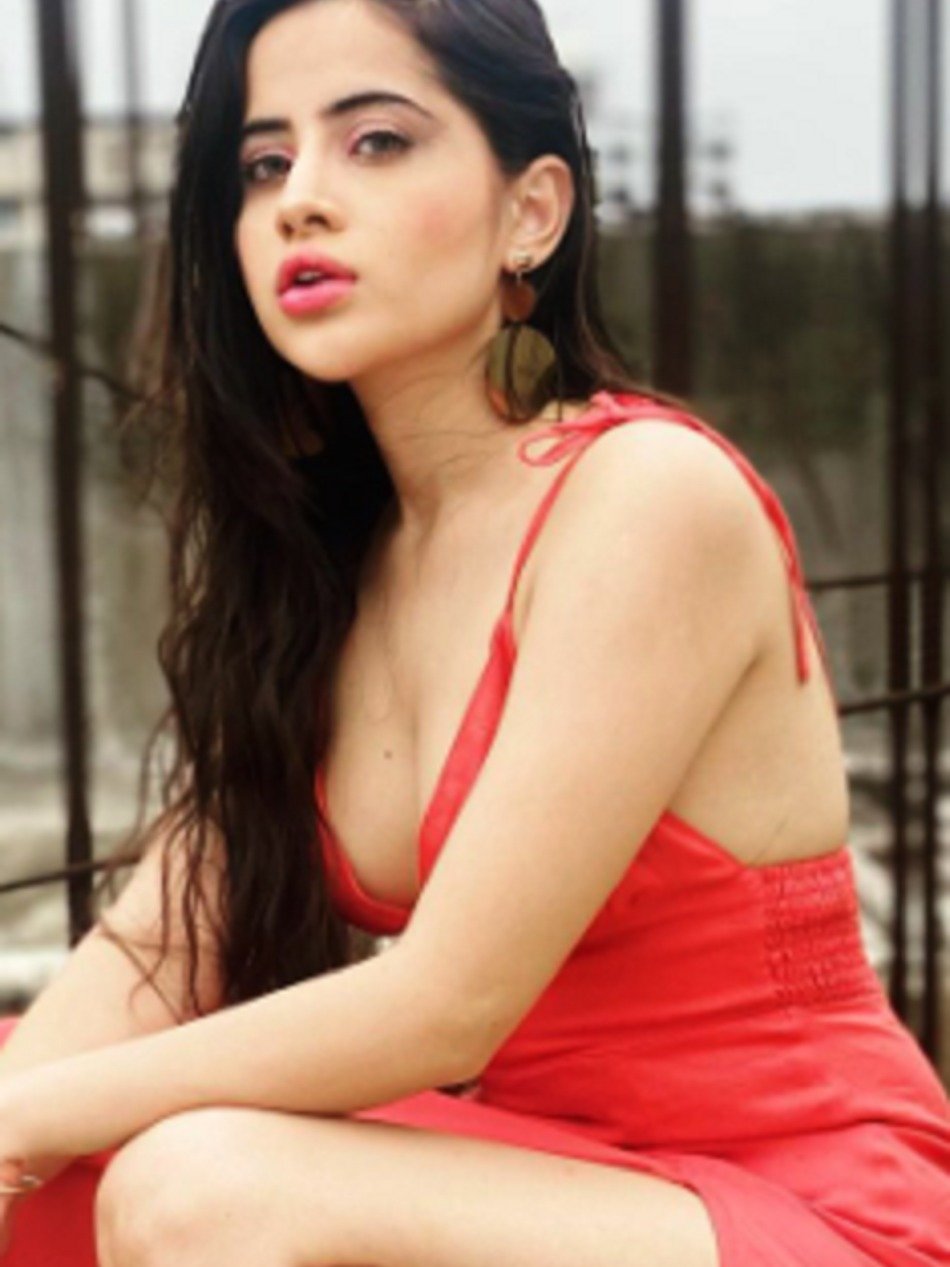 रेड ड्रेस में उर्फी लगीं हॉट, टोन्ड लेग्स किए फ्लॉन्ट