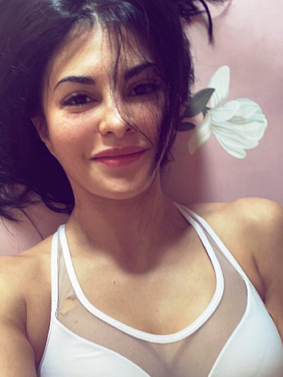 फटी हुई स्पोर्ट्स ब्रा में जैकलीन, यूं हुईं ट्रोल