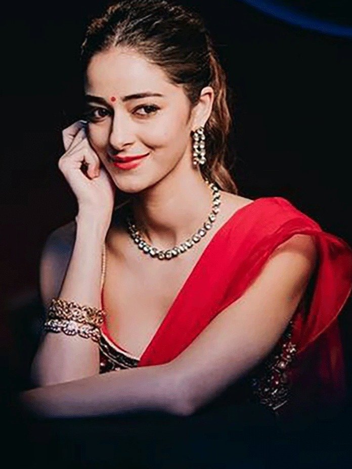 रेड शिफॉन साड़ी में अनन्या का ग्लैमरस अवतार