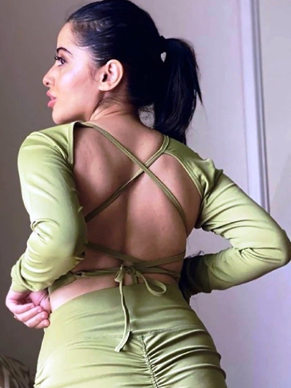 उर्फी का बैकलेस अंदाज लगता है कमाल 