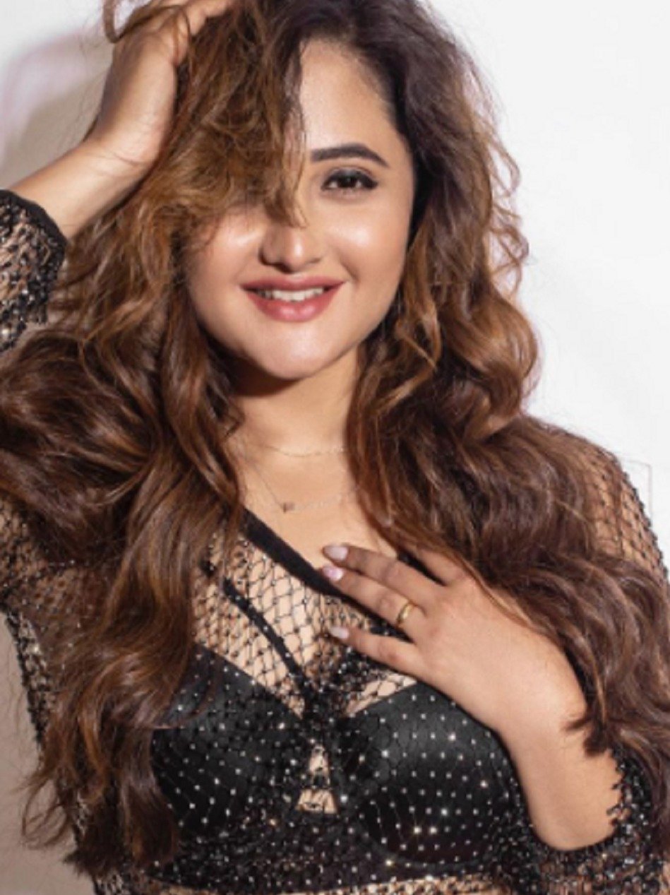 मालदीव में रश्मि देसाई, दिए किलर पोज