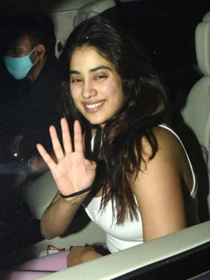 নো মেক আপ লুকে এমন দেখায় জাহ্নবীকে