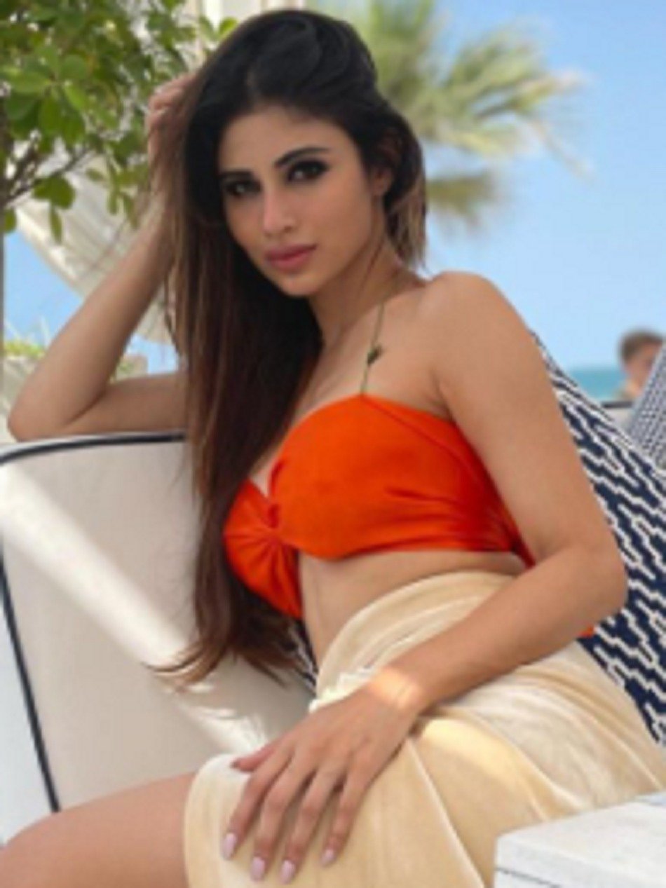 ऑरेंज ब्रालेट में मौनी रॉय, समंदर किनारे दिए पोज