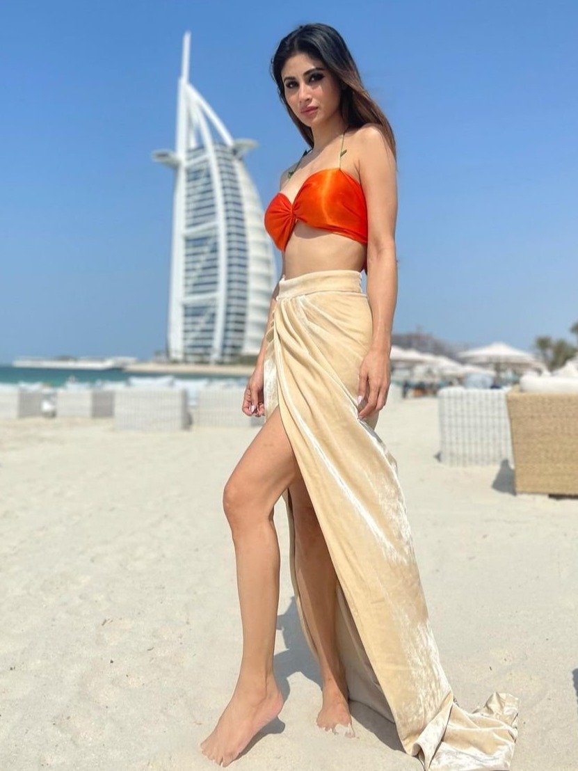  দুবাইয়ে কমলা ব্র্যালেটে পোজ মৌনীর 