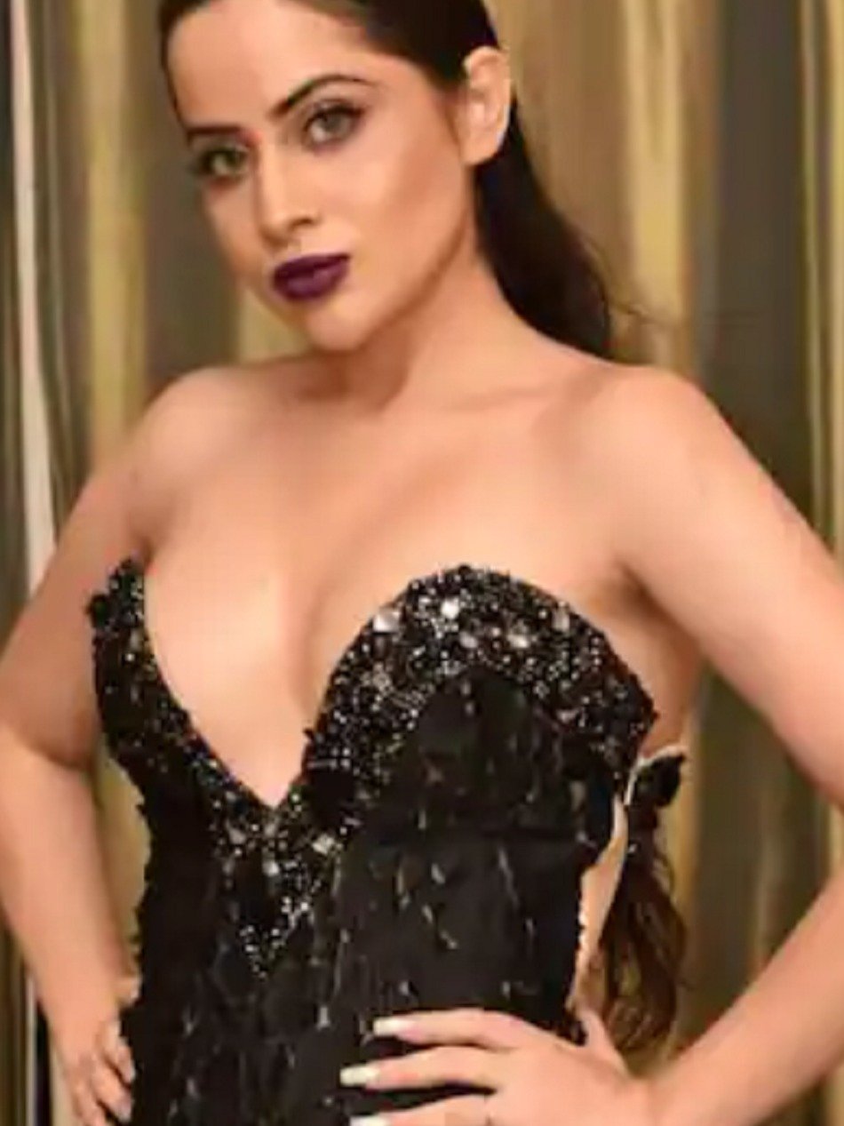 थाई हाई स्लिट ड्रेस में उर्फी, फ्लॉन्ट किए लेग्स