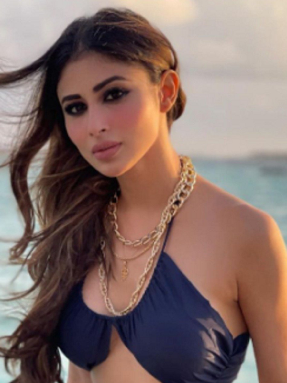 ब्रालेट संग शेडेड स्कर्ट में मौनी का किलर अंदाज