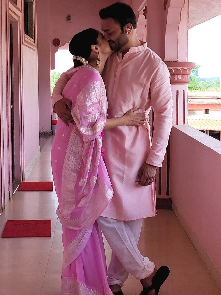 বয়ফ্রেন্ডের ঠোঁটে ঠোঁট ডোবালেন অঙ্কিতা