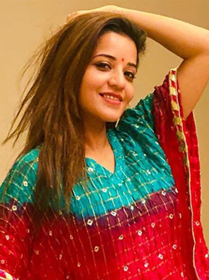 मोनालिसा ने काफ्तान में दिए स्टाइलिश पोज़