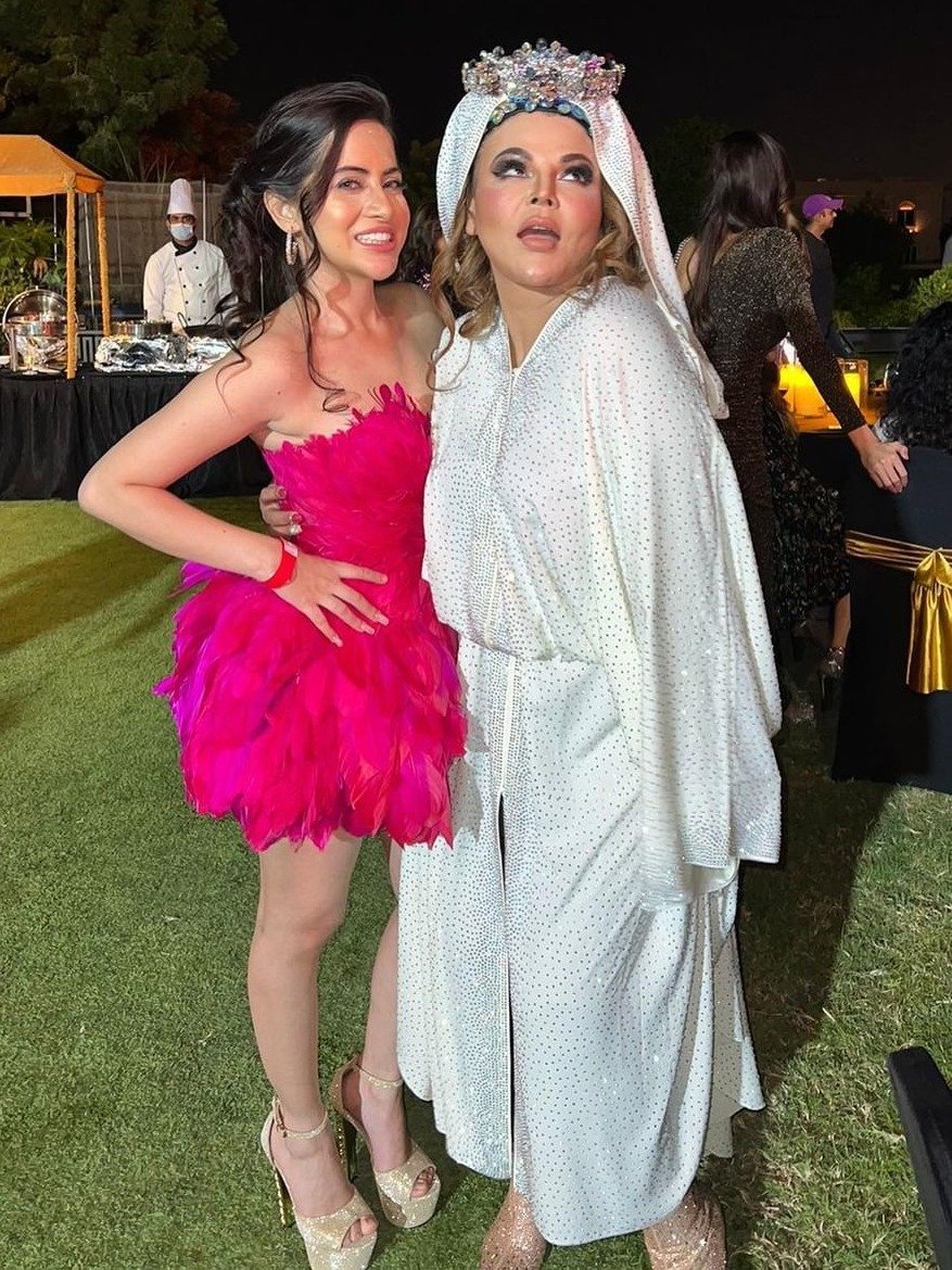 দুবাইয়েও মজার মুডে রাখি, সঙ্গী উর্ফি