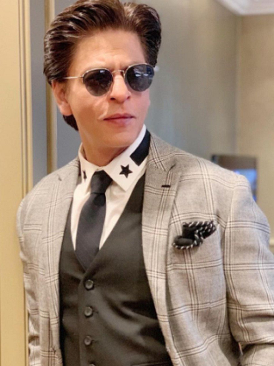 56 की उम्र में भी शाहरुख हैं इतने फिट