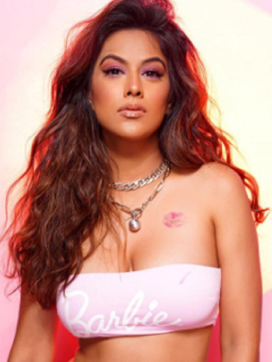 गोवा वेकेशन पर निया शर्मा, दिए शानदार पोज