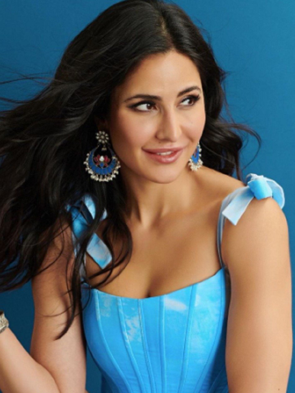 पाउडर ब्लू ड्रेस में कैटरीना कैफ का जलवा