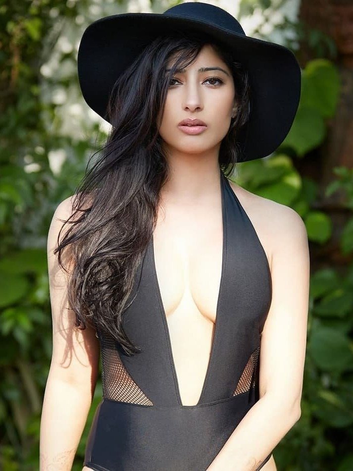 সূর্যবংশী-র এই হট অভিনেত্রীকে চেনেন?