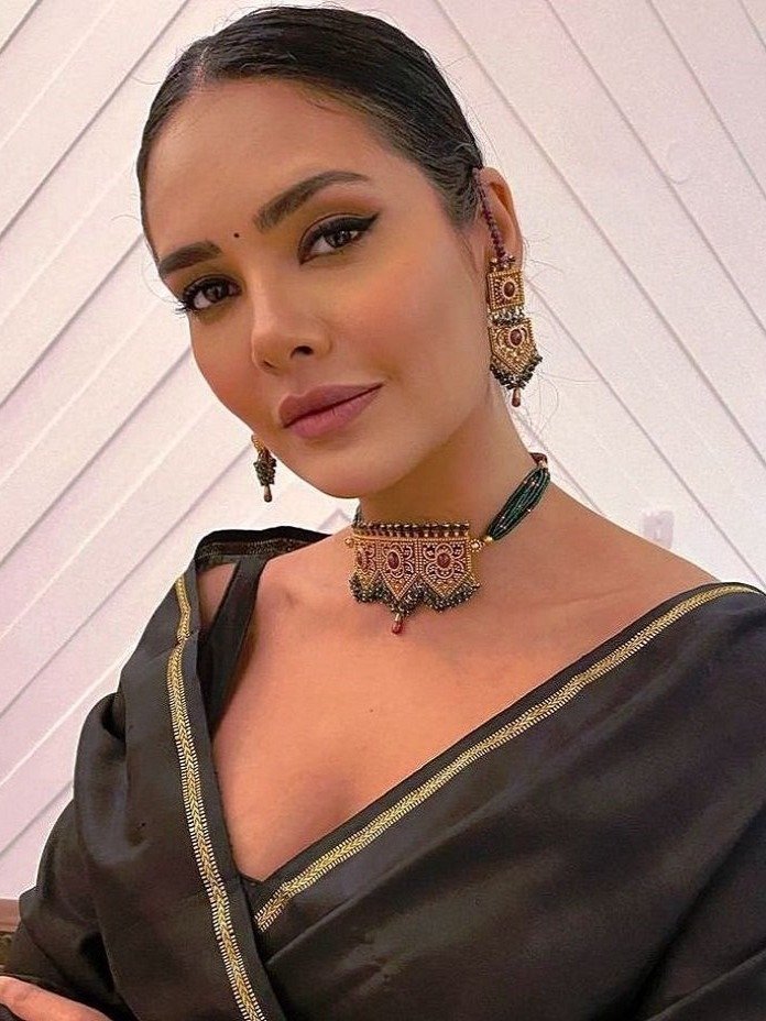 ईशा गुप्ता ने दिवाली पर पहनी 'चुराई' हुई साड़ी