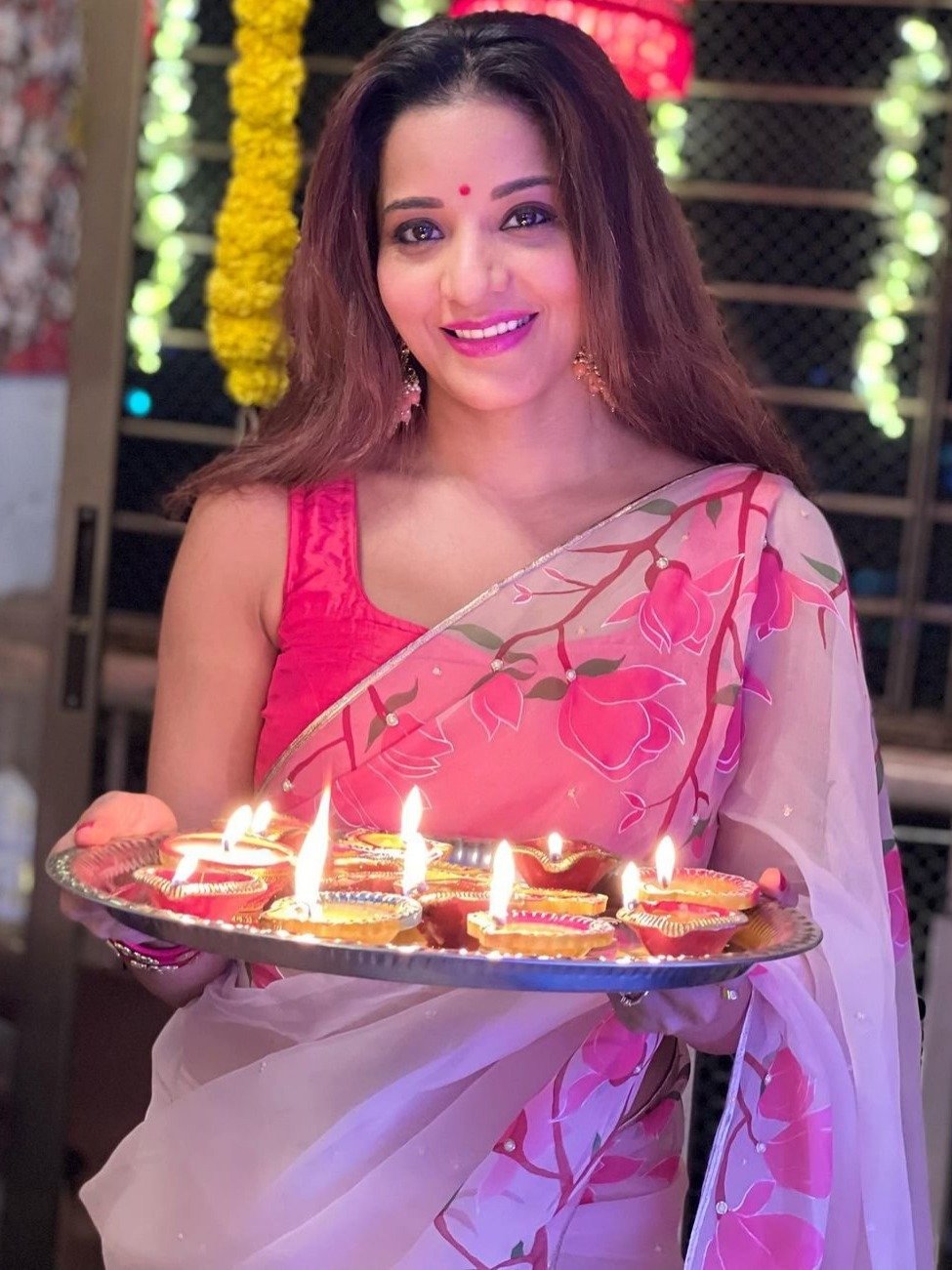 বিকিনি ছেড়ে দেশী লুকে মোনালিসা 