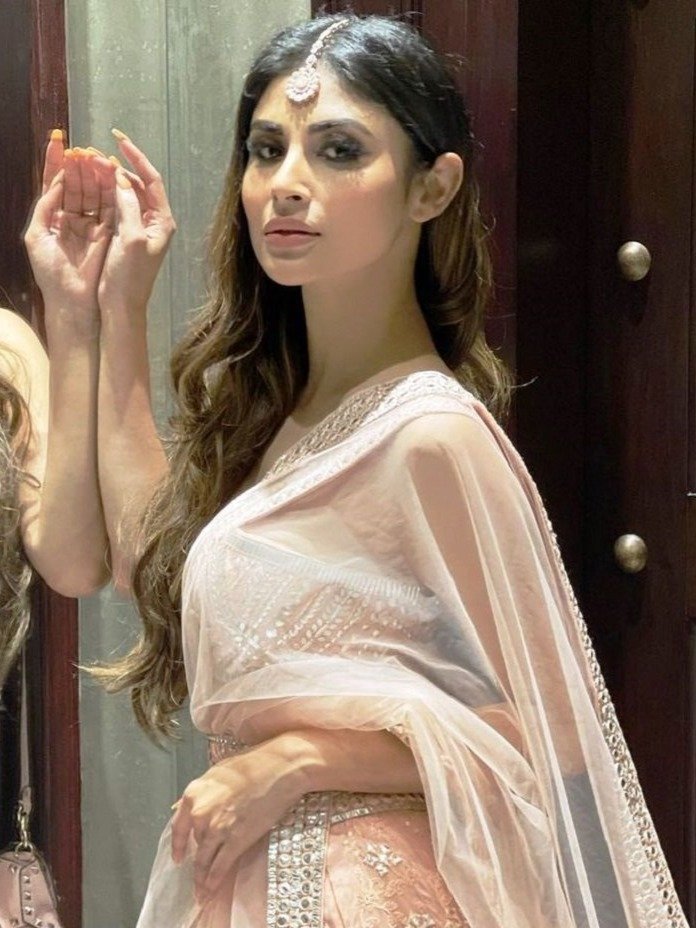 मौनी रॉय ने लंहगे में दिखाईं खूबसूरत अदाएं