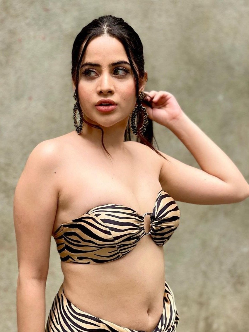 টি-শার্ট কেটে ব্রা, উরফির নজরকাড়া পোশাক