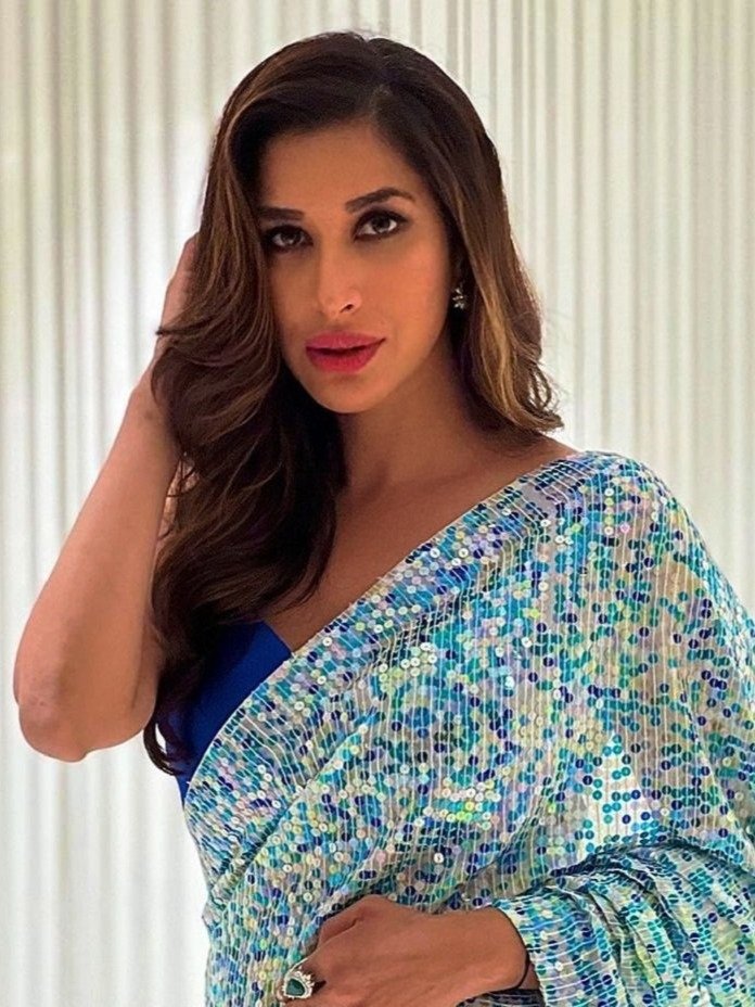 साड़ी में सोफी चौधरी, रॉयल अंदाज़ में बिखेरा जलवा