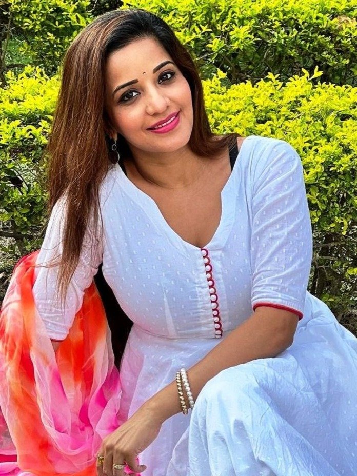 सफेद अनारकली ड्रेस में मोनालिसा ने दिखाईं अदाएं