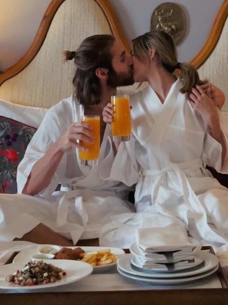 প্রেমিকের সঙ্গে উষ্ণ চুমু অনুরাগ কন্যা আলিয়ার!