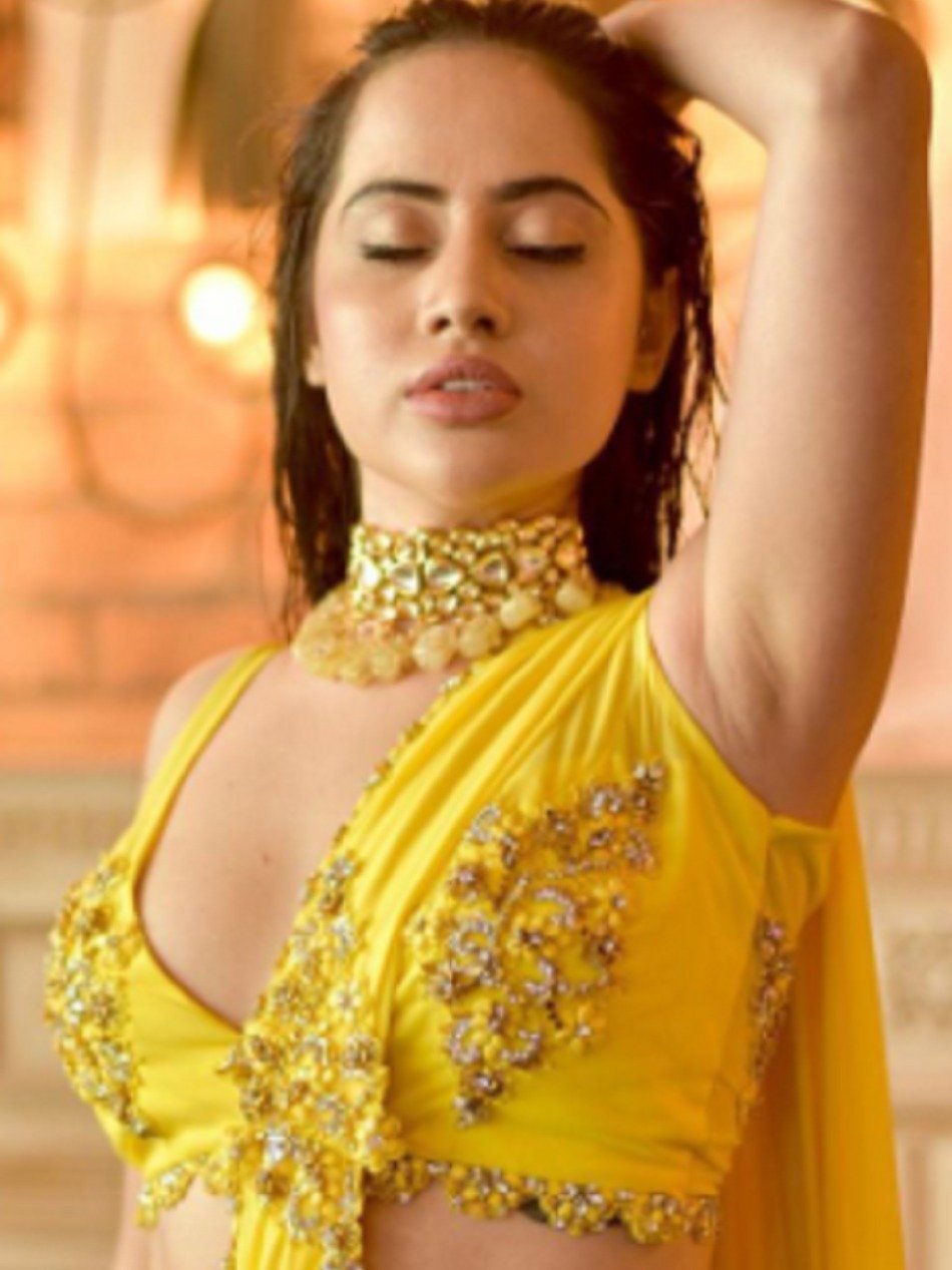 'टिप-टिप बरसा पानी' लुक में दिखीं उर्फी, लगाई आग