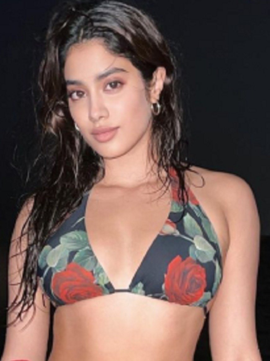 फ्लोरल बिकिनी में जाह्नवी, बीच पर दिए किलर पोज