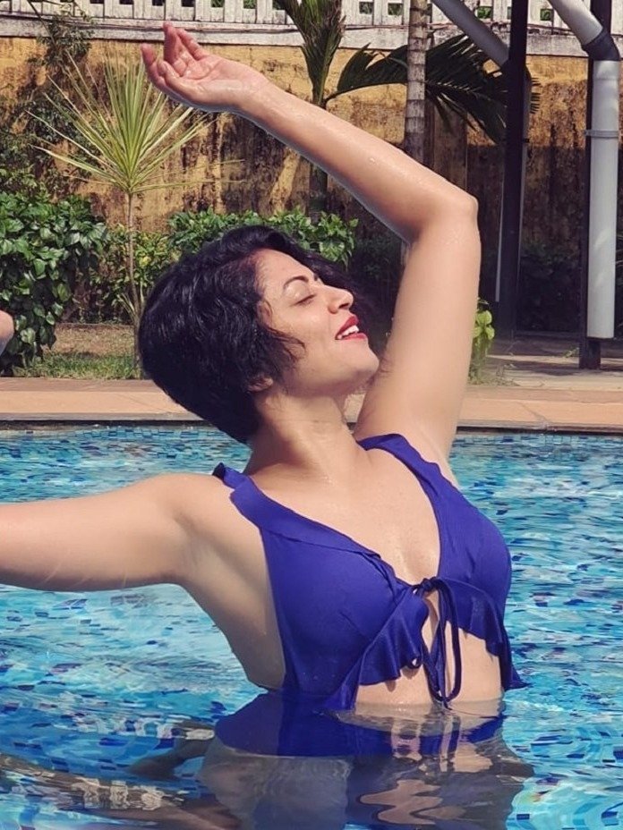 हेयरकट के बाद कविता कौशिक ने यूं दिए बोल्ड पोज