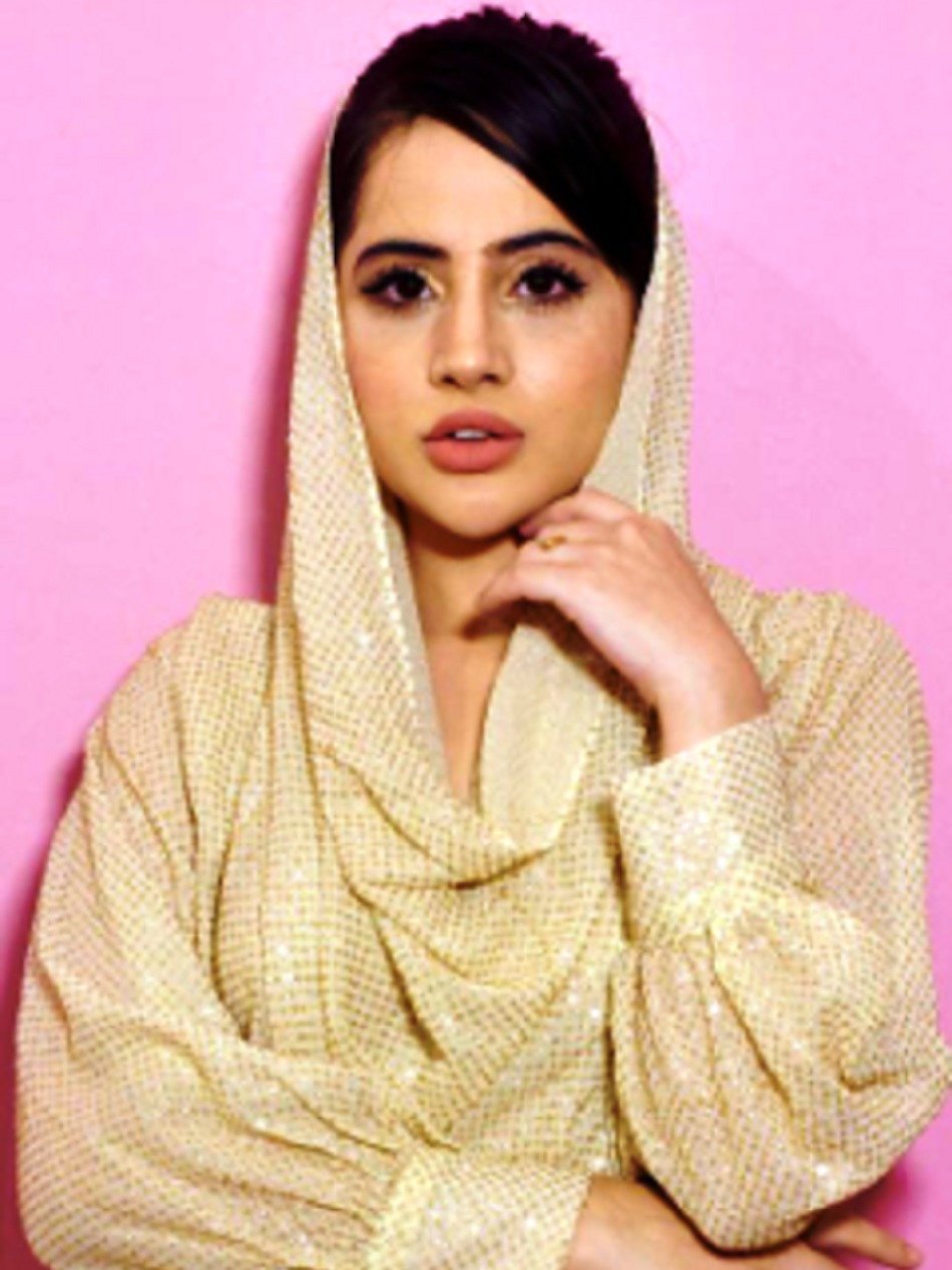 क्रीम कलर की साटन ड्रेस में उर्फी, यूं दिखाईं अदाएं