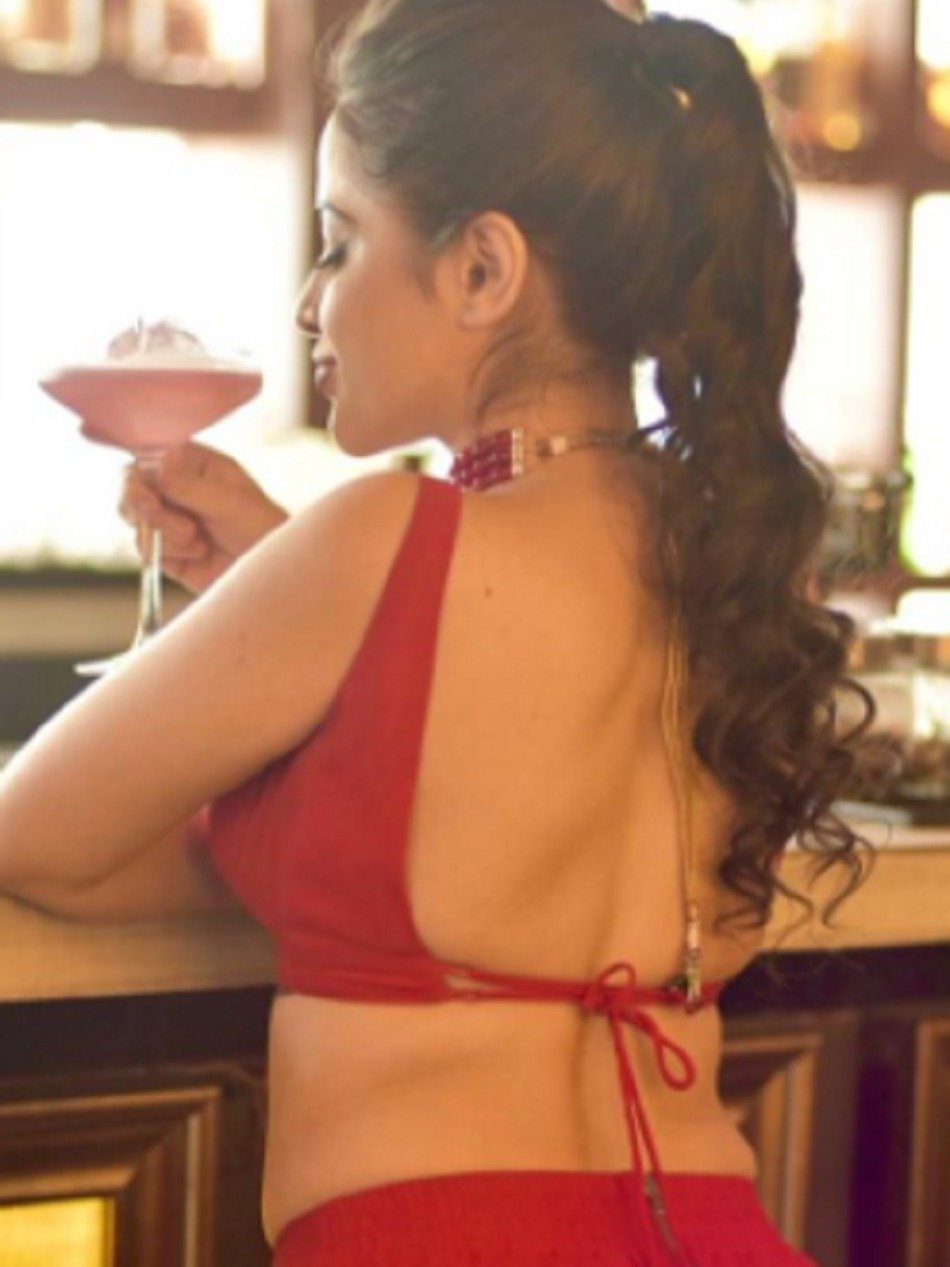 बेकलेस टॉप में कॉकटेल इंजॉय करती दिखीं उर्फी