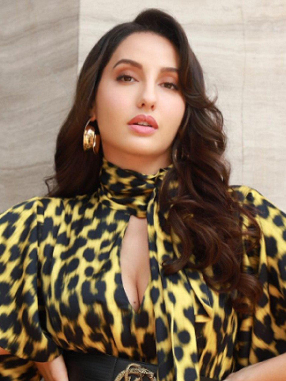 नोरा फतेही संग ज़ारा खान ने किया बेली डांस