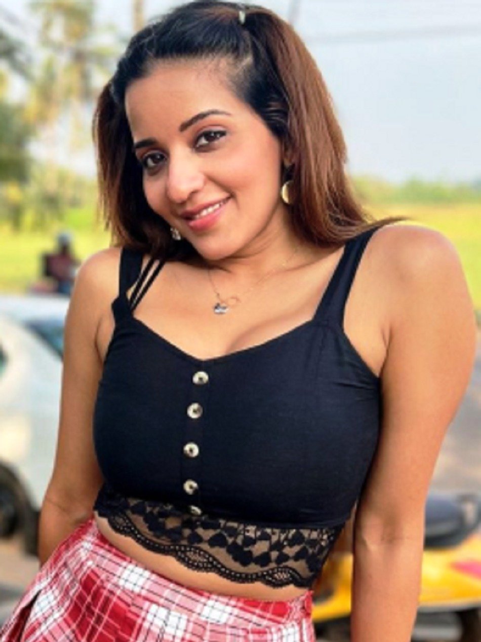 रेड स्कर्ट विद न्यूड मेकअप, दो चोटी में मोनालिसा 