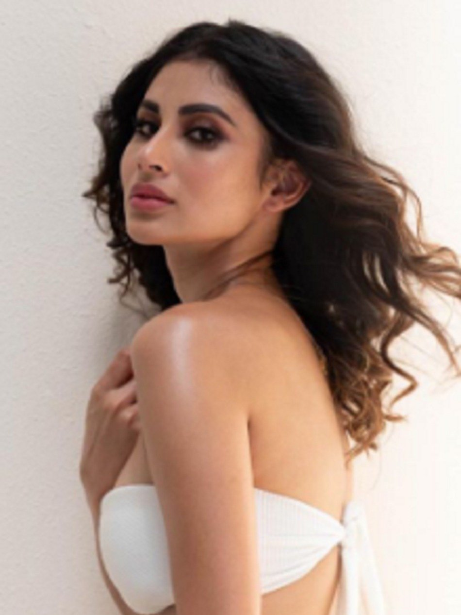 व्हाइट शॉर्ट ड्रेस में मौनी रॉय, पूल में दिखाईं अदाएं