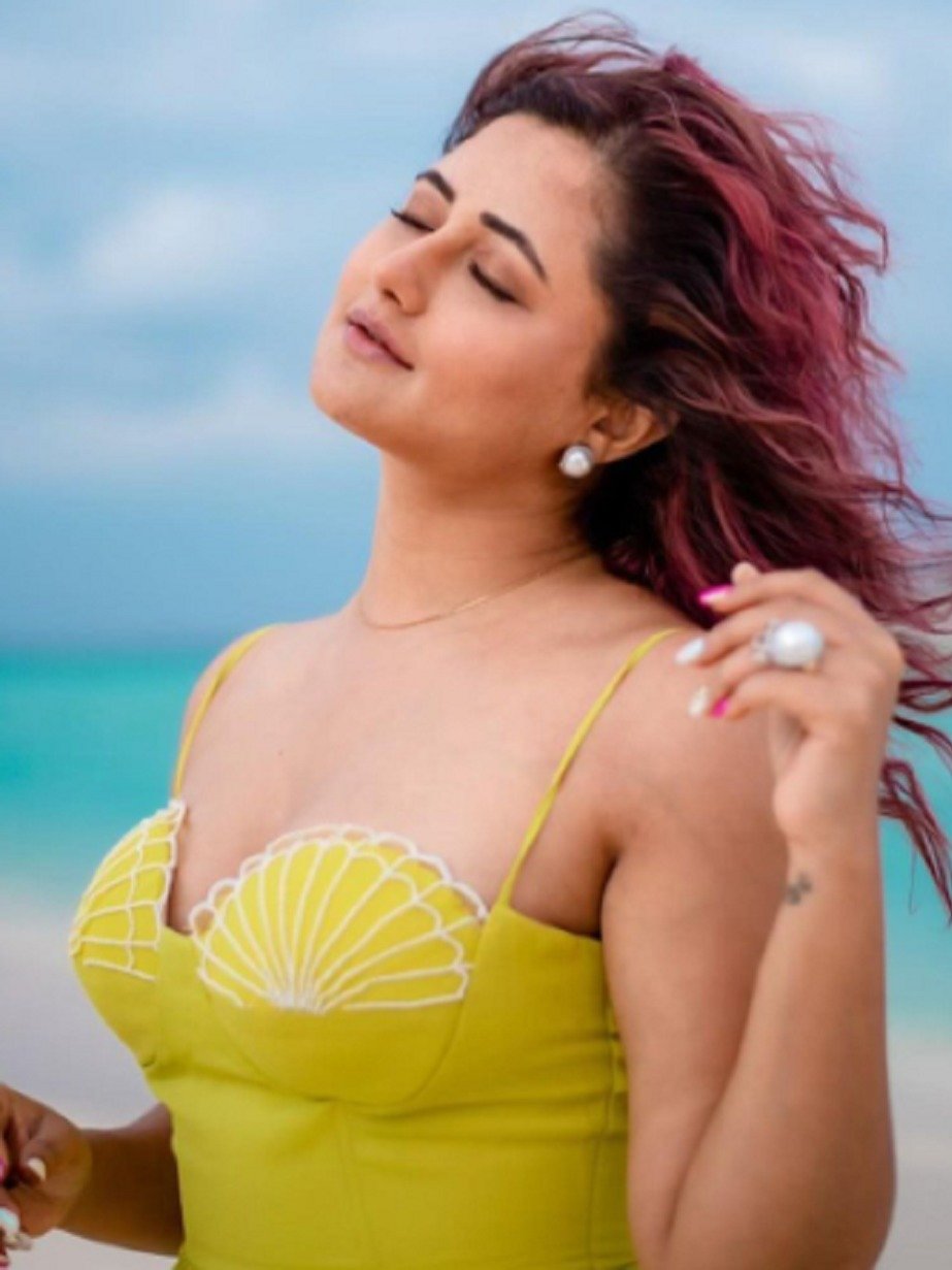 रश्मि देसाई ने बीच किनारे कराया ग्लैमरस फोटोशूट