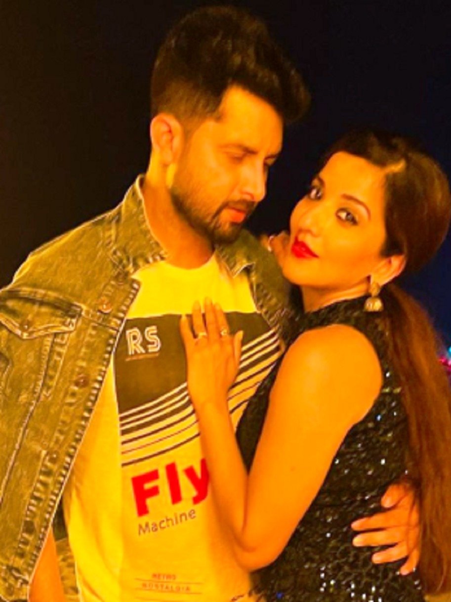 पति संग यूं रोमांटिक हुईं मोनालिसा,देखें फोटोज़