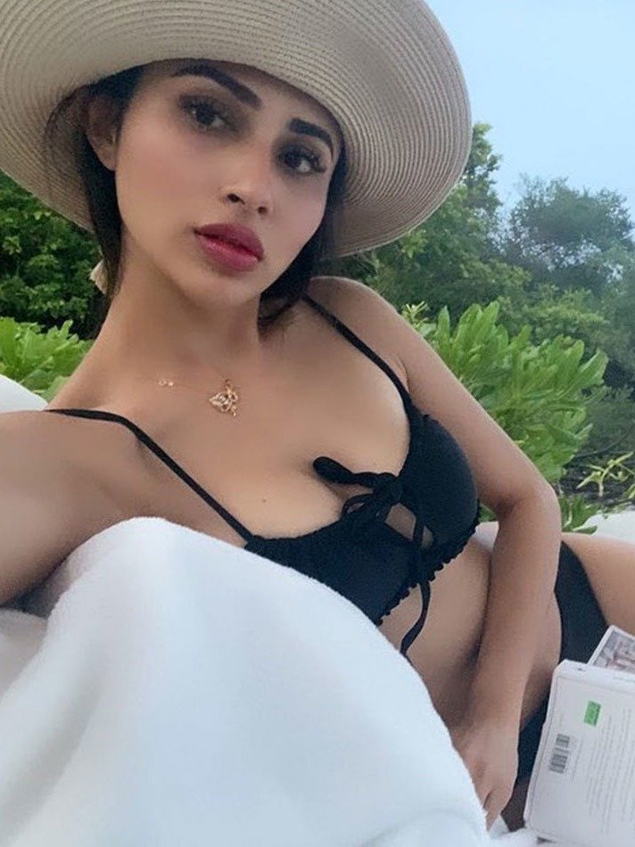 ब्लैक बिकिनी में मौनी रॉय ने फ्लॉन्ट किए कर्व्स