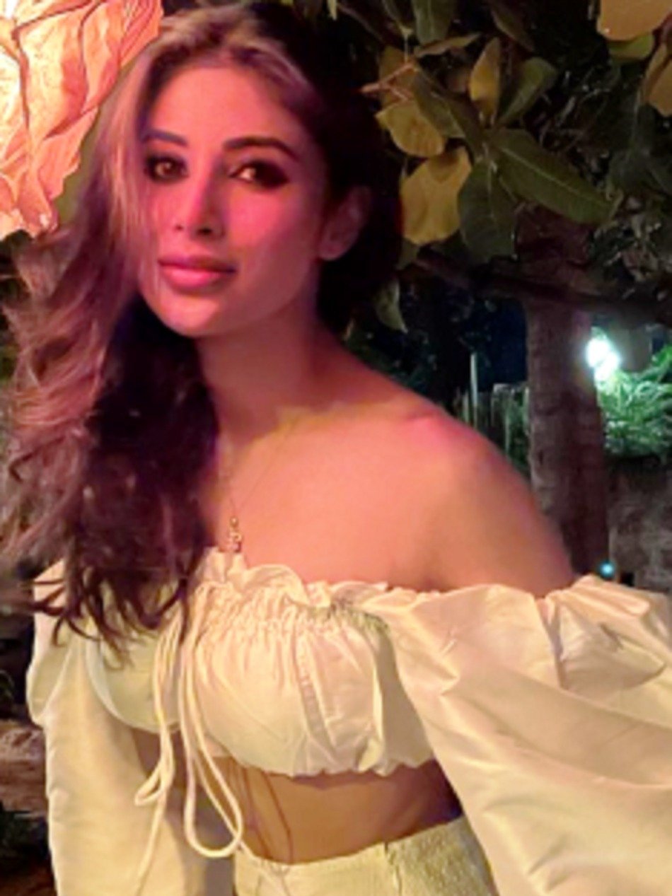 व्हाइट स्कर्ट में मौनी रॉय, फ्लॉन्ट की पतली कमर