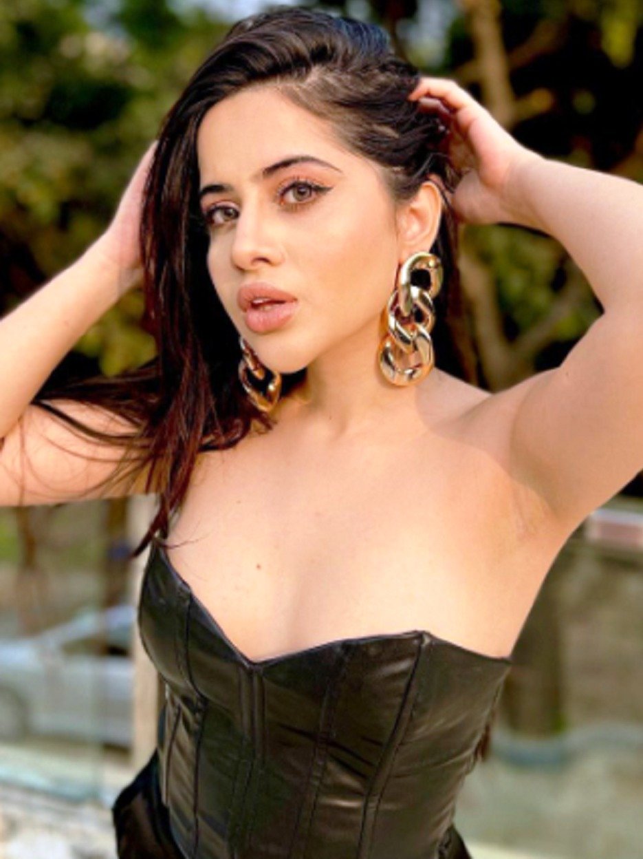 ऑफ शोल्डर ब्लैक लेदर ड्रेस में उर्फी का जलवा