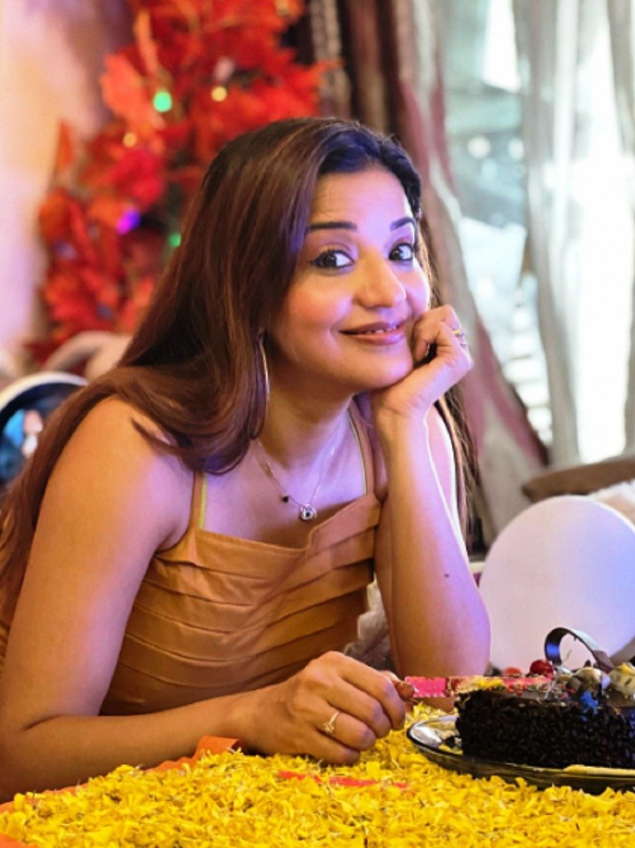 भोजपुरी एक्ट्रेस मोनालिसा ने यूं सेलिब्रेट किया बर्थडे
