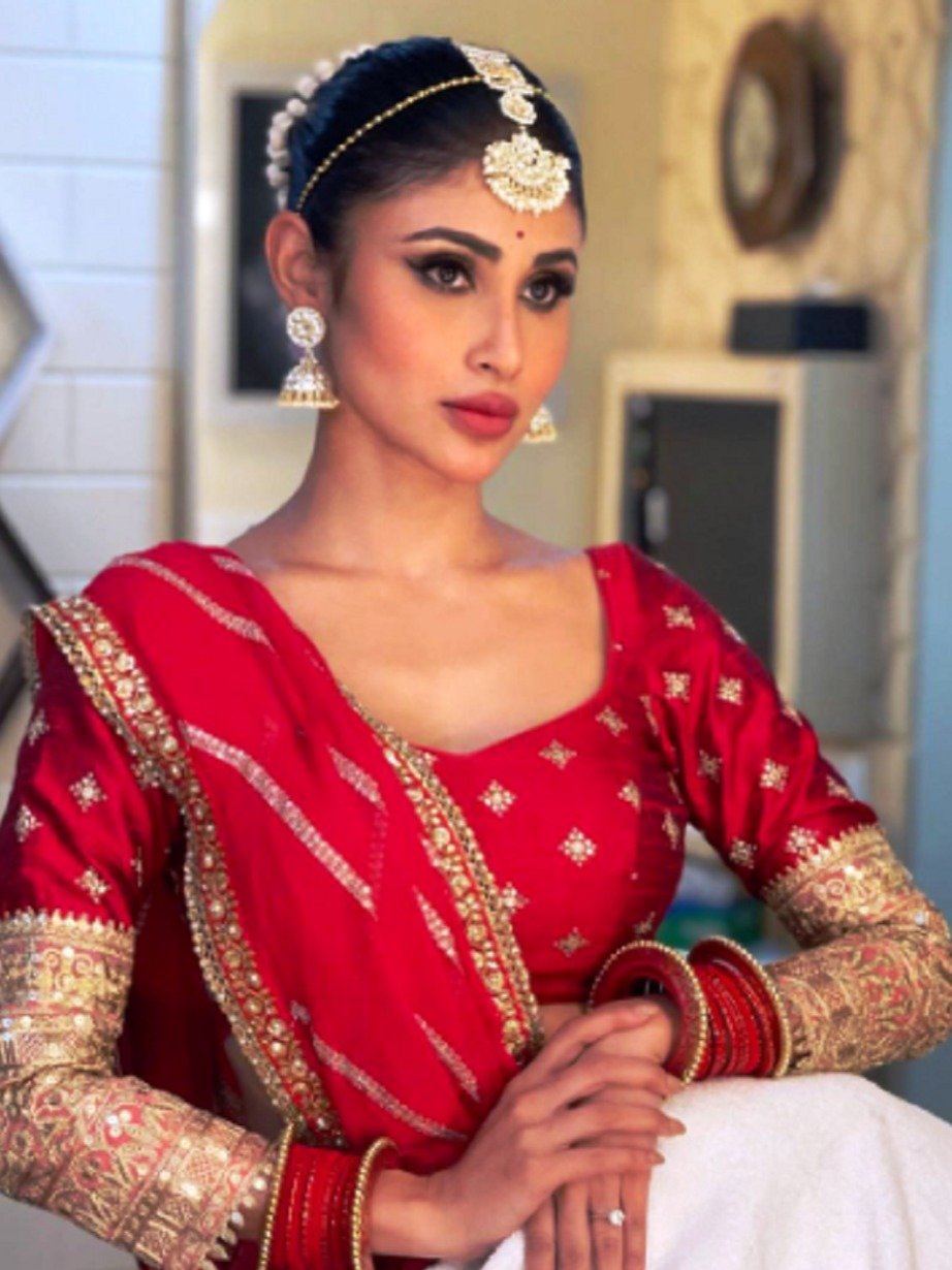 आंखों में काजल-मांग में टीका, ब्राइडल लुक में मौनी