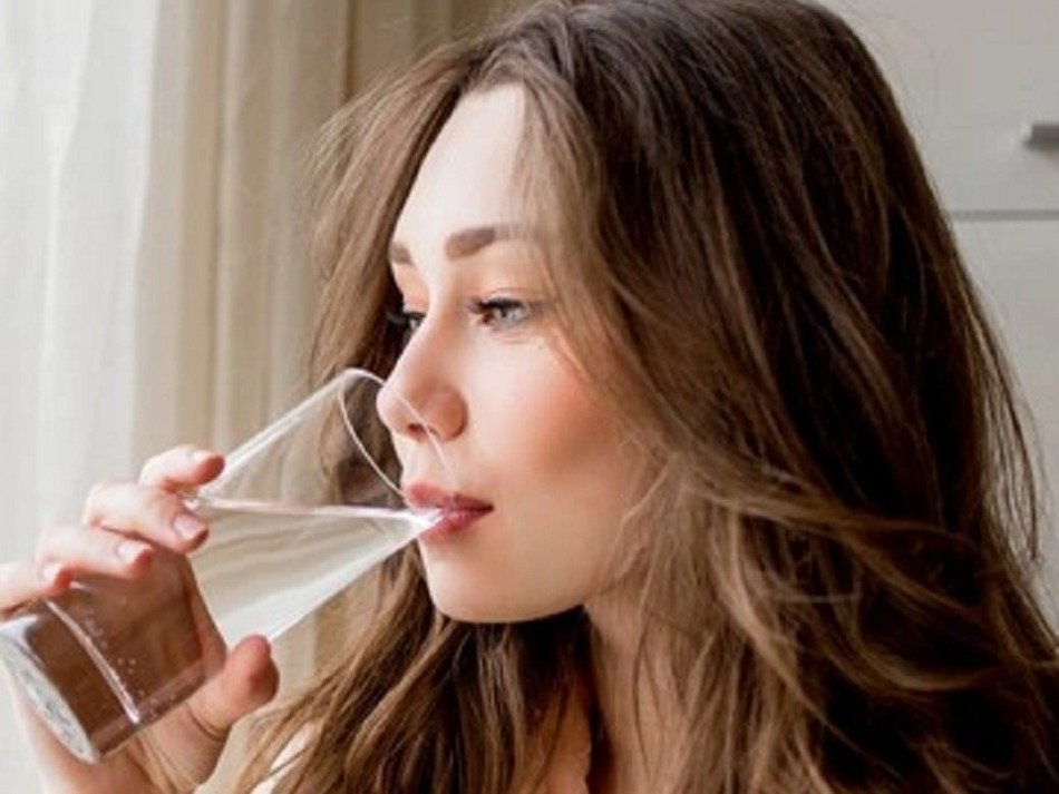 सेहत के लिए वरदान से कम नहीं गर्म पानी का सेवन 
